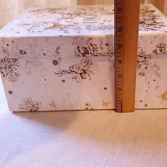 Dior Gift Box Holiday Edition Medium White and Gold Constellations Butterflies - Picture 4 of 13